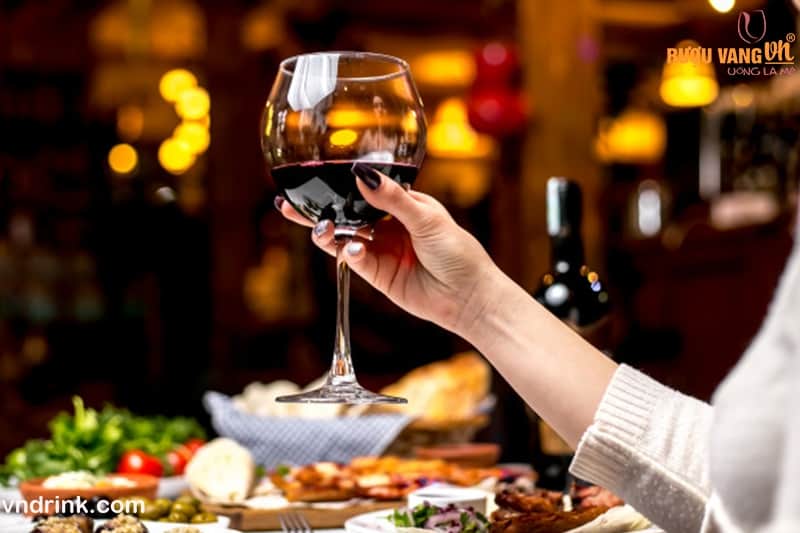 rượu vang có nhiều tác dụng cho phụ nữ